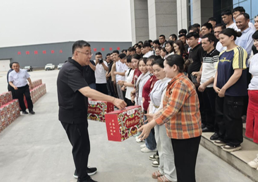 库车emc易倍纺织丨和田地委书记王鲁军亲热慰问和田籍员工 勉励奋进共创优美未来